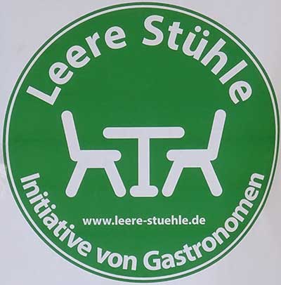 Initiative von Gastronomen in Deutschland - Leere Stühle um auf die prekäre wirtschaftliche Situation aufmerksam machen die durch Covid 19 entstanden ist