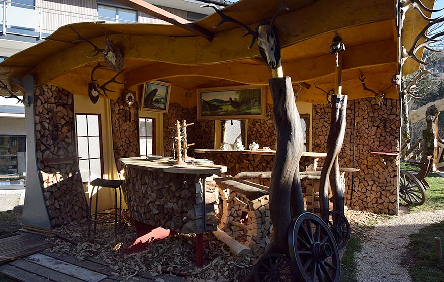 Kreative Bar aus Holz, Holzstapel sind alles Fake, Leichtbau ist angesagt. Einsatzgebiet: Oberstaufen, Lindau, Allgäu