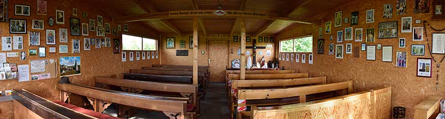 Heiliges Rasenkreuz - Der Andachtsraum ist ausgestattet mit vielen Votiv Gaben, Gedichten und Gebeten und einer Marienecke zur Verehrung