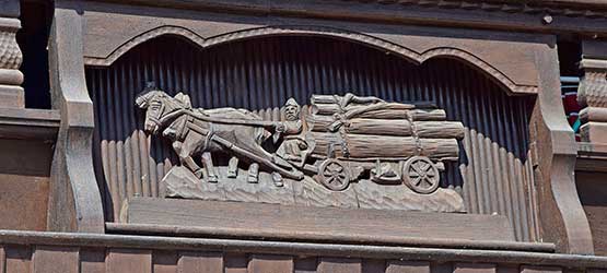 2020 - Bauer mit Pferdefuhrwerk und geschlägertem Holz, geschnitzt in Haggen am Balkon eines landwirtschaftlichen Anwesen