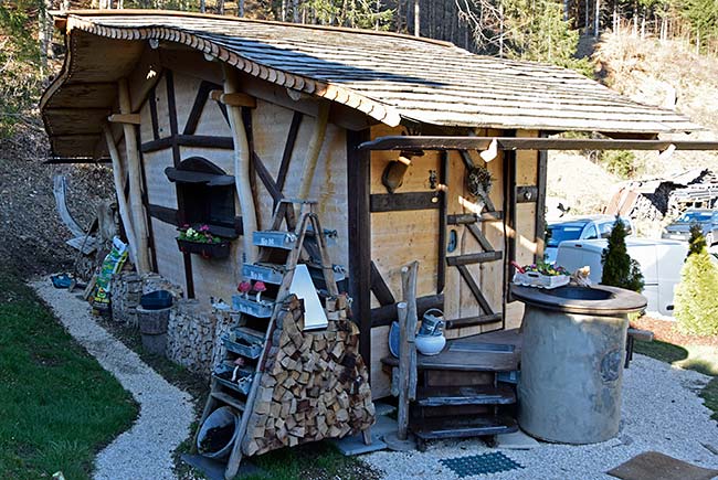 Tiny House Allgäu - Die Anhängerkupplung mit Original Steinfolie verkleidet und ein kleiner Teich oben drauf