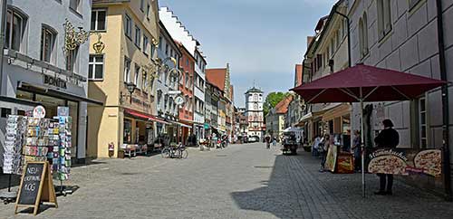 Wangen - Herrenstrasse - Blick auf das Ravensburger Tor eigentlich nicht möglich wegen der vielen Menschen - Corona Zeit