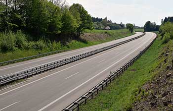 Autobahnbrücke A 96 bei Neuravensburg - Blick Süden - kaum Verkehr am Freitag Nachmittag wähernd der Pandemie mit Cov 19