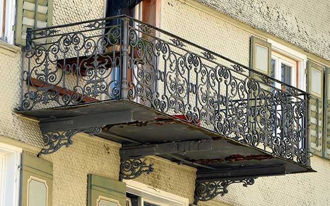 Balkon Eisen geschmiedet - gegenüber vom Rathaus in Weiler in der Kirchstrasse