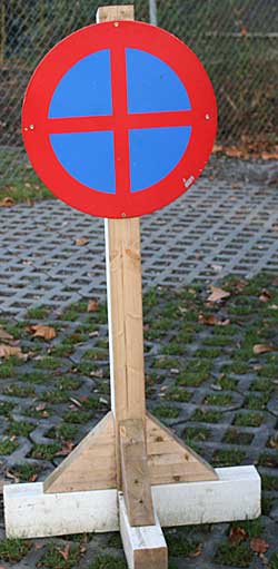 Verkehrszeichen Halten Verboten Österreich zu faul neue Bohrungen anzubringen!