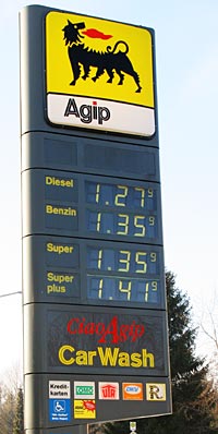 Der Fotograf selber ist nur Dieselfahrer und interessiert sich eigentlich nicht für die Bezinpreise!! Tankstellenschild Richtung Ortsmuitte und Österreich (Möggers)