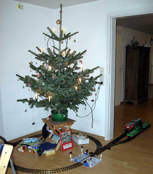 traditioneller Weihnachstbaum für Kinder - fällt nicht um