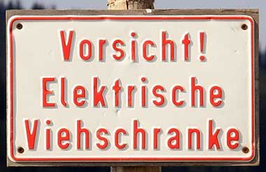 Vorsicht! Elektrische Viehschranke - Bergstation Hörnerbahn Bolsterlang