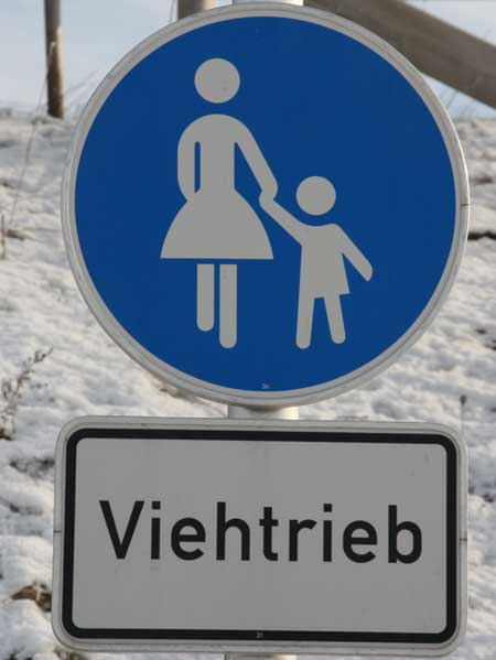 VDreiheiligen (Ortsteil von Heimenkirch) treibt die Mutter ihr Kind wie Vieh durch einen Tunnel - bitte klicken