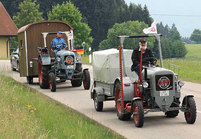 Dieses Bild ist 2011 in Sulzberg entstanden auf dem Rückweg von einem Traktortreffen in München. Allerdings mit nur 500 Teilnehmern