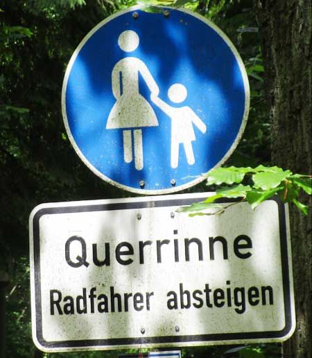 Riesige Querrinne behindert den Verkehr, auf dem Weg zw. Lechfall und Bad Faulenbach in Füssen gesehen