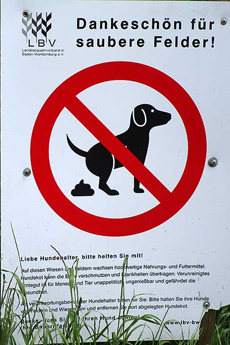 Schild: Dankeschön für saubere Wiesen, Hunde Kacke einsammeln! 