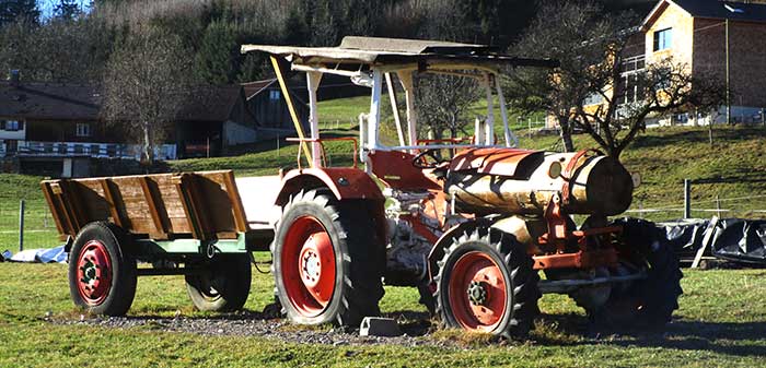 Traktor mit Holzantrieb (baumstamm) in Scheidegg