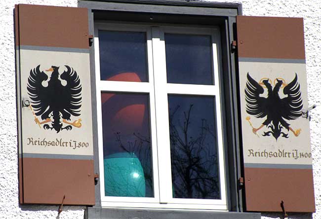 Eisenharz (Amtzell) im Dorfhaus Sonne die Geschichte des Ortes in Wappen erzählt