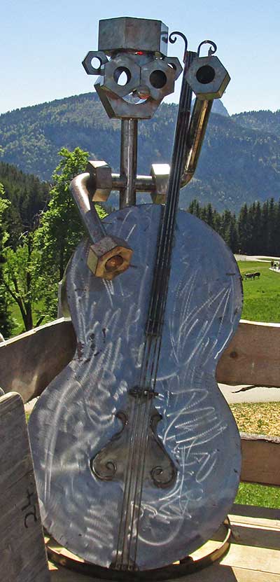 Das Lieblingsinstrument vom Karl auf der Stubental Alpe in Jungholz ist der Kontrabass