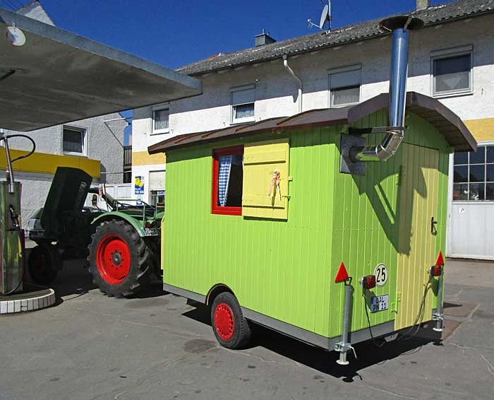 Traktor und Wohnmobil nach Peter Lustig - auf großer Fahrt zur Ostsee