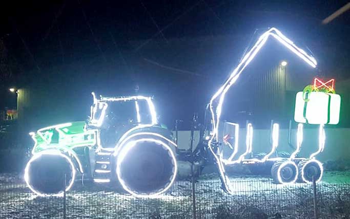 Weihnachtsbagger Allgäu 2018 - herrliche beleuchteter Holztraktor in Kimratshofen