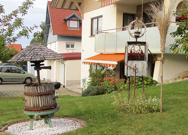Göttlishofen (Christazhofen-Argenbühl) feiert mit diese Skulptur den 60 Geburtstag eines Anwohners