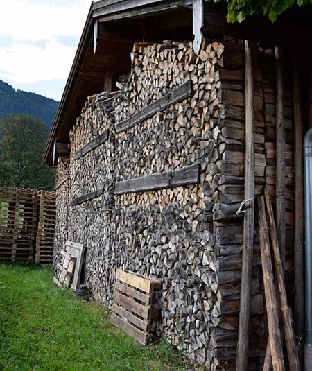 2 lagiger Holzstapel im Holzstaplerdorf Trauchgau im Allgäu