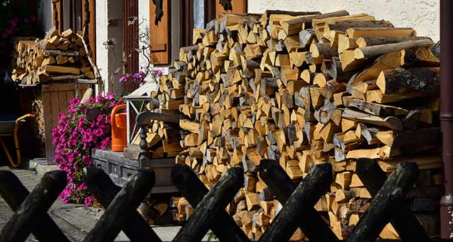 Im Holzstapler Dorf Trauchgau ein unspektakulärer"Vor der Türe Stapel"