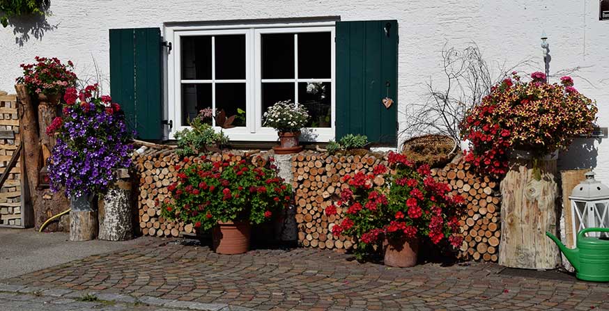 Trauchgau - Branntweingasse - fürdas Holz ist der Mann zuständig, für die Blumen die Frau
