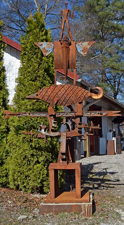 Peter Müller - Irsee - Blechkünstler mit Skulptur vor seiner Werkstatt - 2019