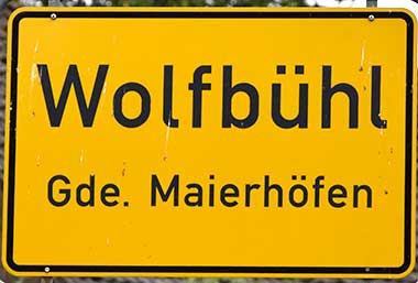 Ortsschild Wolfbühl - der Name sagt es: Wölfe waren hier - Wolfbühl in Maierhöfen