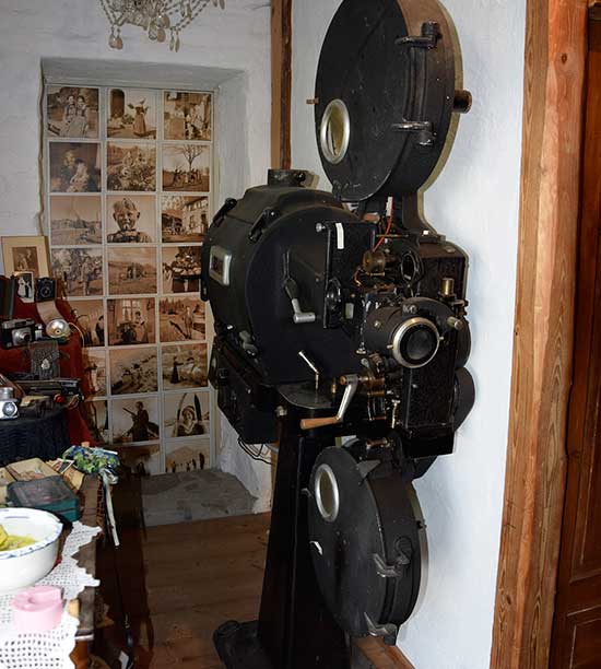 Allgäuer Arbeitswelt 20. Jahrhundert: 32 mm Kinoprojektor, Kinoplakat, 