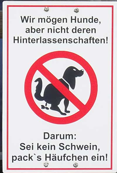 Schild: Wir mögen hunde, aber nicht deren Hinterlassenschaften - Kronburg im Illerwinkel 2020