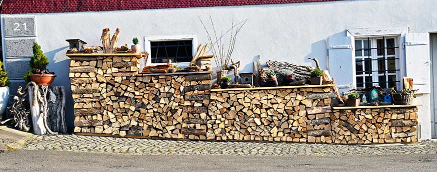 Maria Thann (Hergatz) Holzstapel zu jedem Anlass unterschiedliedlich gestaltet