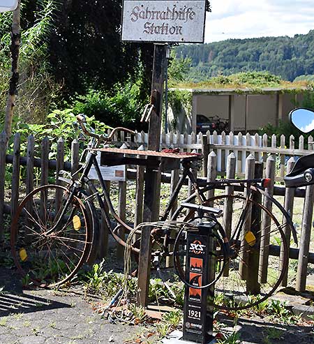 Wolfegg Ortszentrum - Fahrradhilfe Station - uralt mit neuen Stahdrähten gesichert 