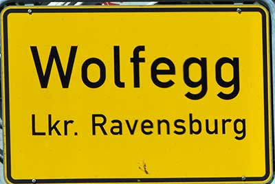 Ortsschild Wolfegg - der Name sagt es: Wölfe waren hier - Wolfegg at das Bauernhausmuseum und das Automobilmuseum, einen schönen Park und ein Fürstliche Schloss